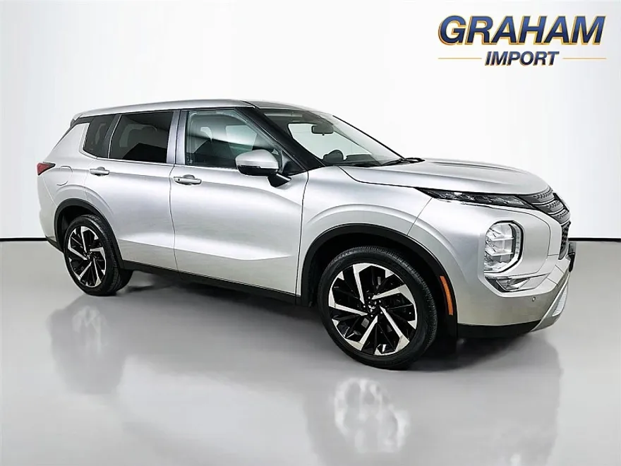2023 Mitsubishi Outlander SE photo 1