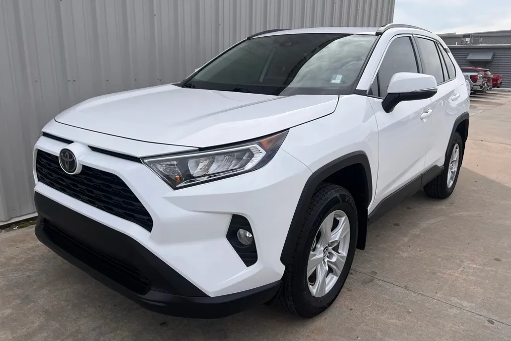 2019 Toyota RAV4 XLE photo 1