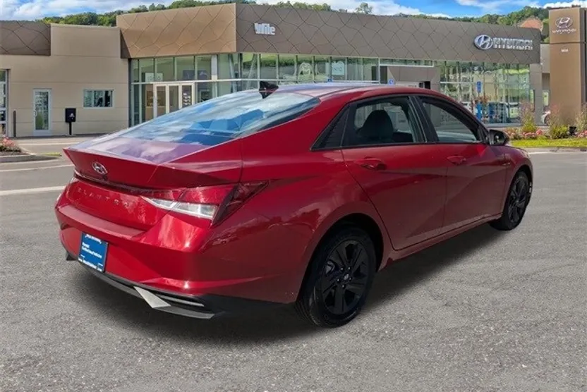2023 Hyundai Elantra SEL photo 1