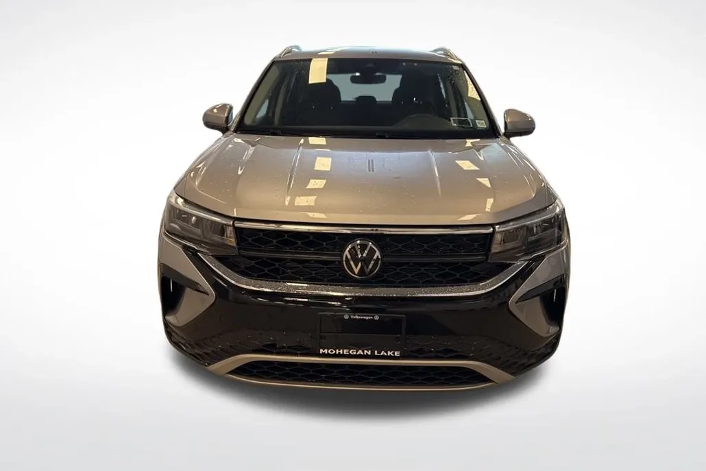 2024 Volkswagen Taos SE photo 1