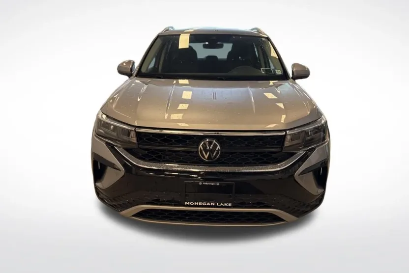 2024 Volkswagen Taos SE photo 1