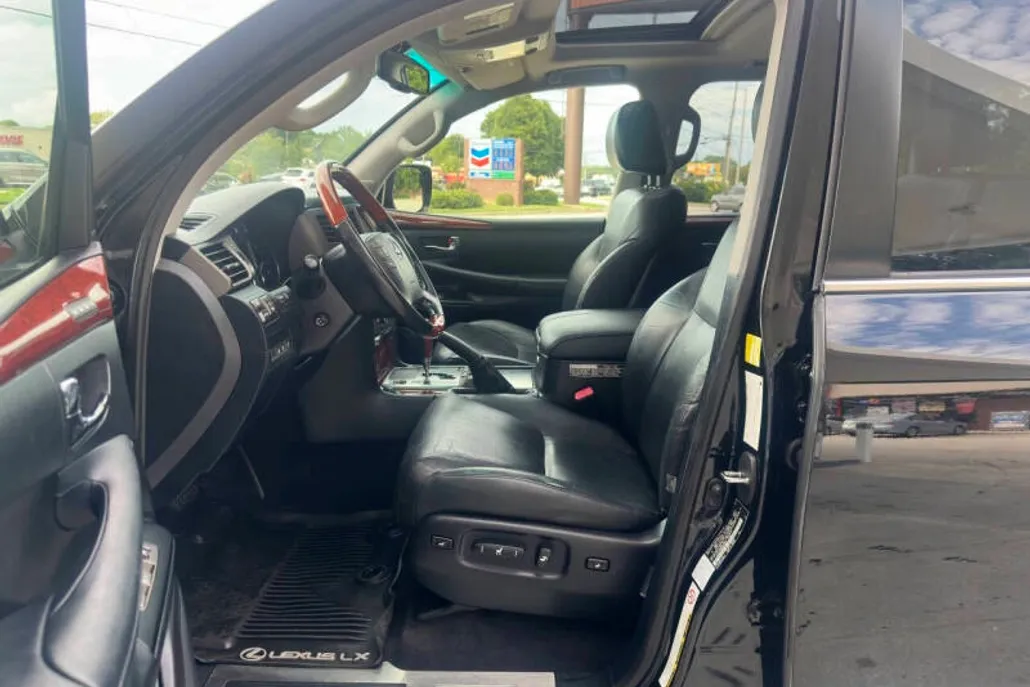 2011 Lexus LX 570 Base photo 1