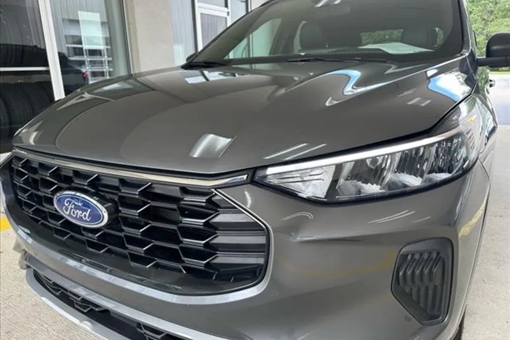 2023 Ford Escape ST-Line photo 1