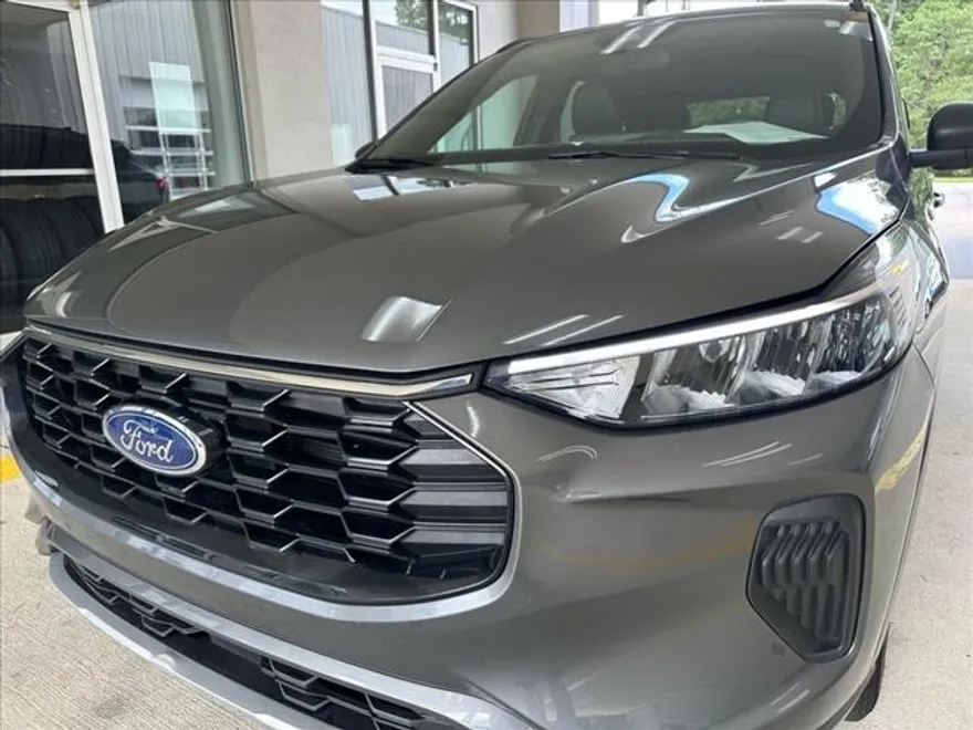 2023 Ford Escape ST-Line photo 1
