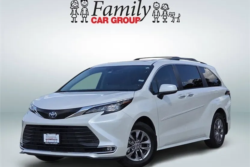 2024 Toyota Sienna XLE photo 1