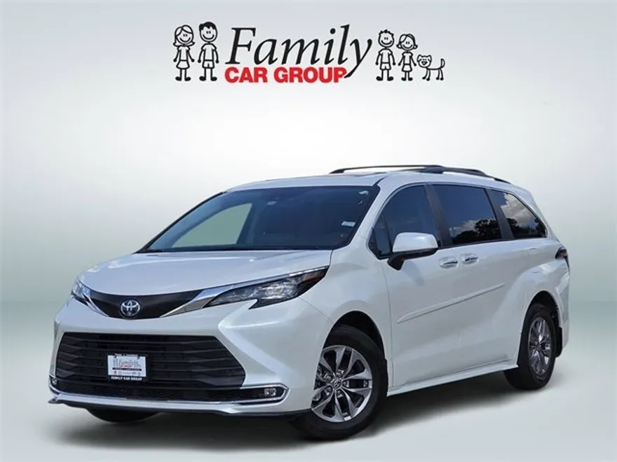 2024 Toyota Sienna XLE photo 1