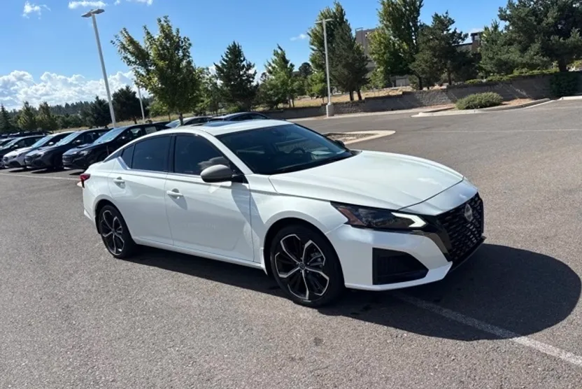 2023 Nissan Altima 2.5 SR photo 1