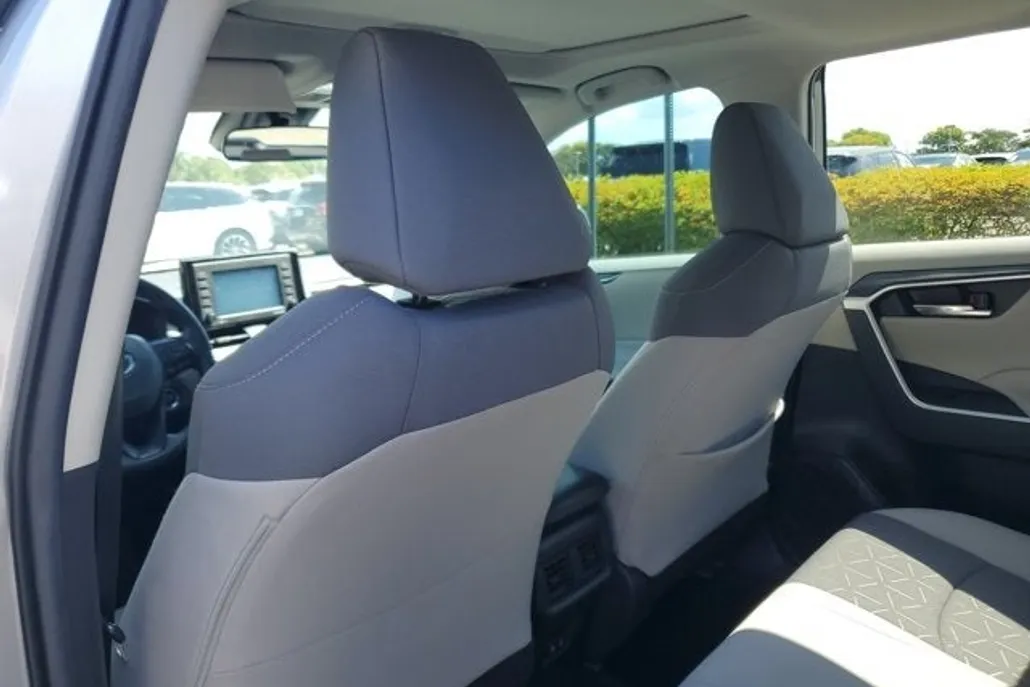 2021 Toyota RAV4 XLE photo 1