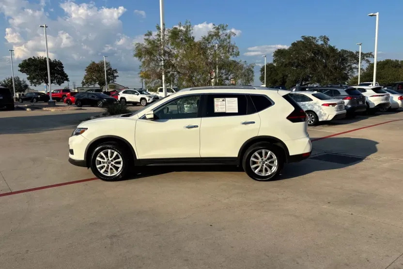 2020 Nissan Rogue SV photo 1