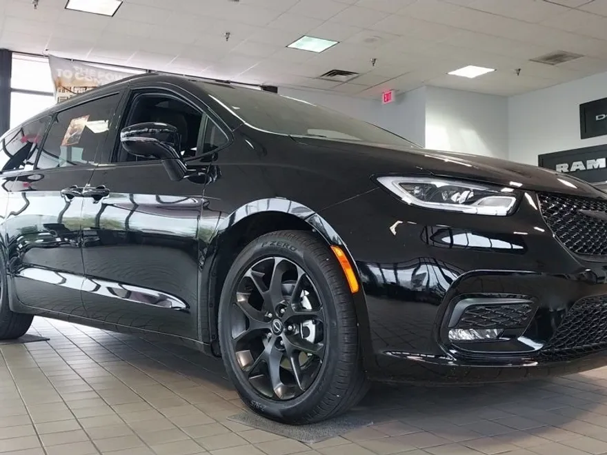 2026 Chrysler Pacifica Limited photo 1