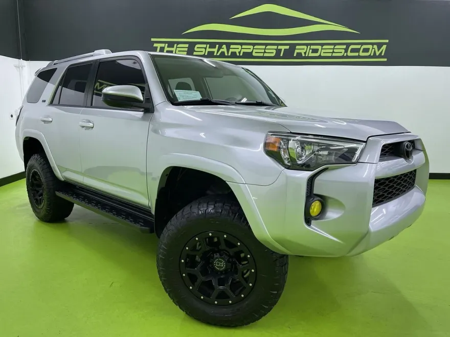 2018 Toyota 4Runner SR5 photo 1