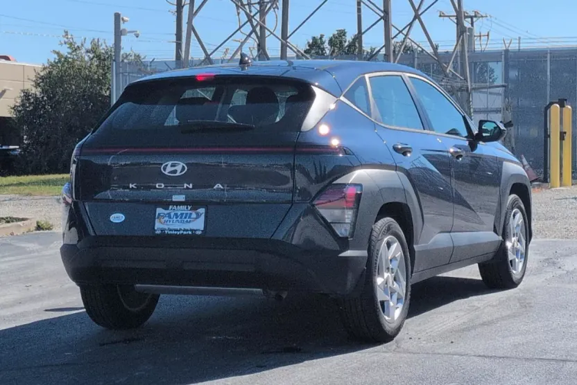2025 Hyundai Kona SE photo 1