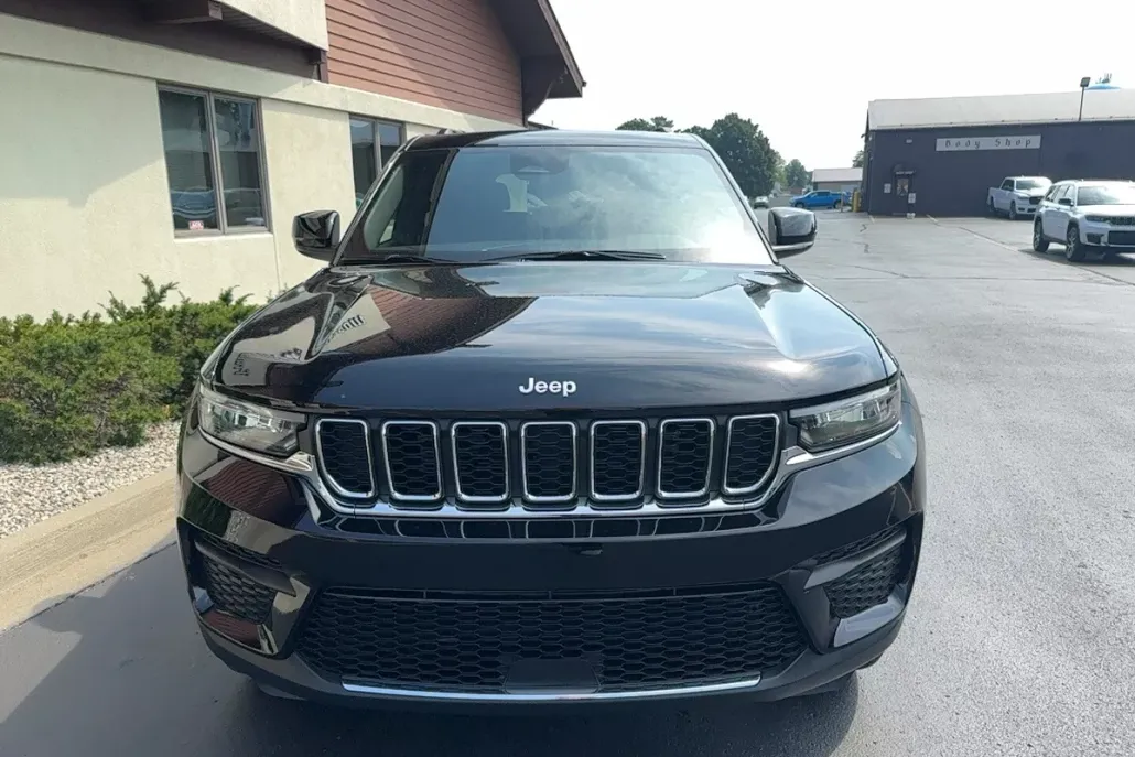 2025 Jeep Grand Cherokee Laredo photo 1