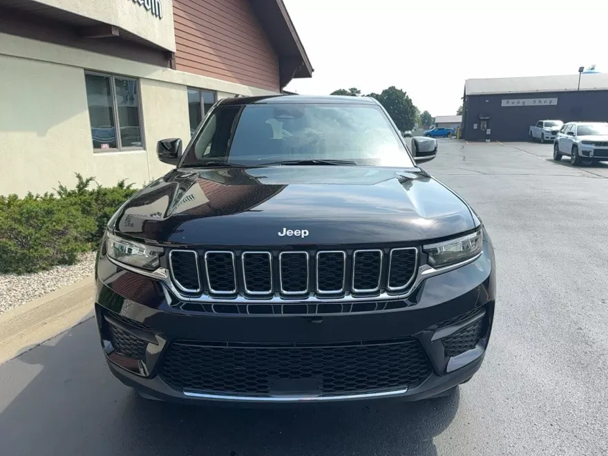 2025 Jeep Grand Cherokee Laredo photo 1