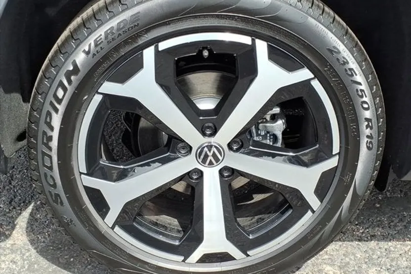 2025 Volkswagen Tiguan SE photo 1