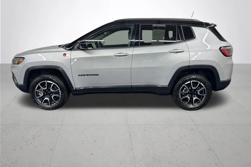 2024 Jeep Compass Trailhawk photo 1