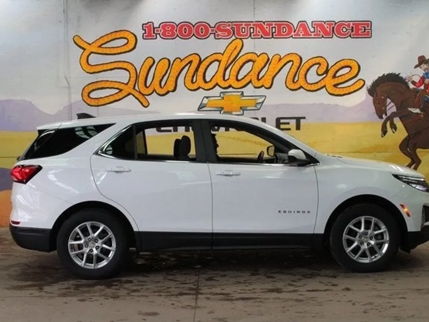 2022 Chevrolet Equinox LT photo 1