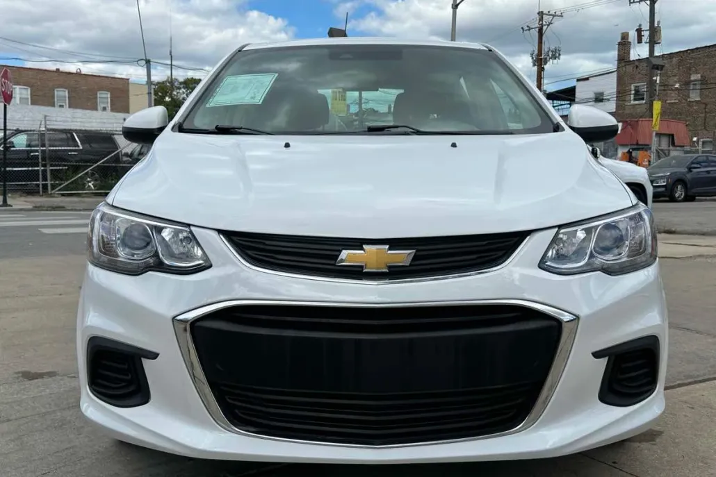 2019 Chevrolet Sonic LT photo 1