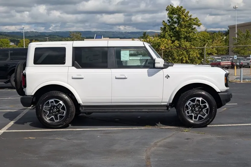 2025 Ford Bronco Outer Banks photo 1