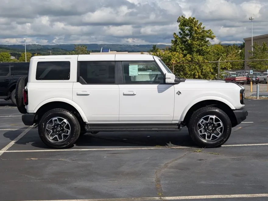 2025 Ford Bronco Outer Banks photo 1