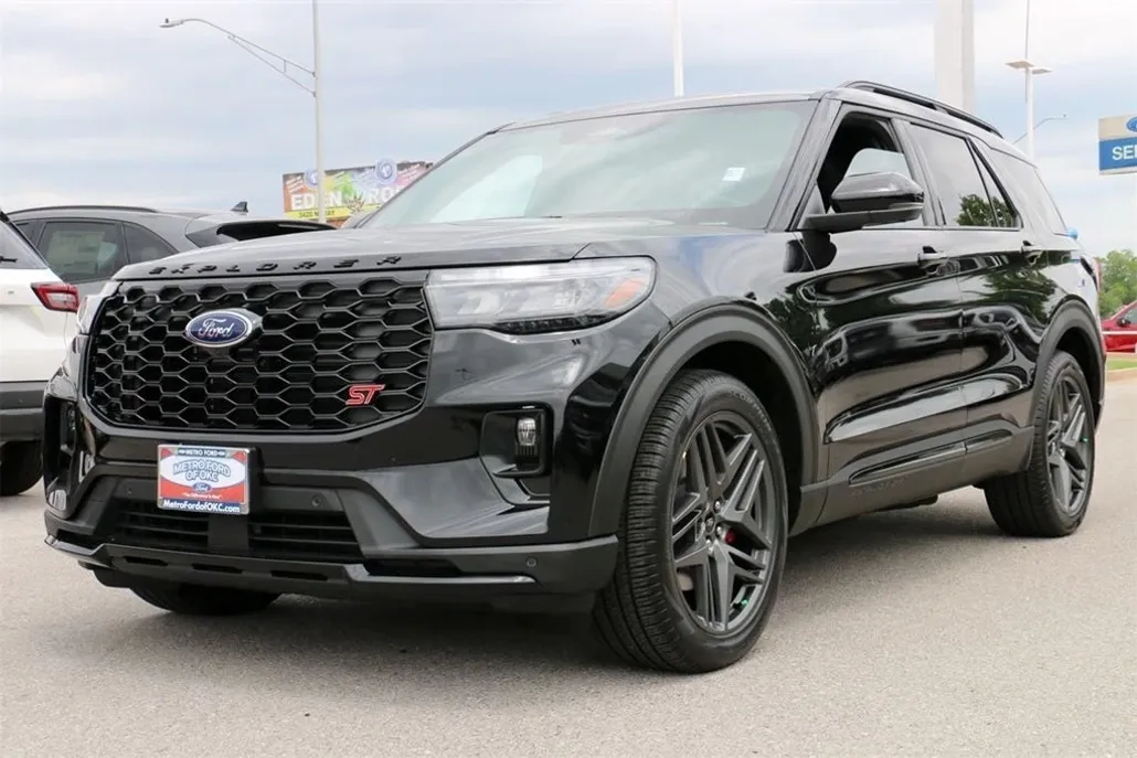 2025 Ford Explorer ST photo 1