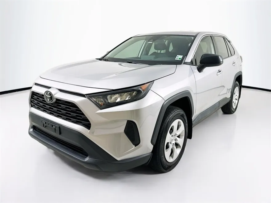 2022 Toyota RAV4 LE photo 1