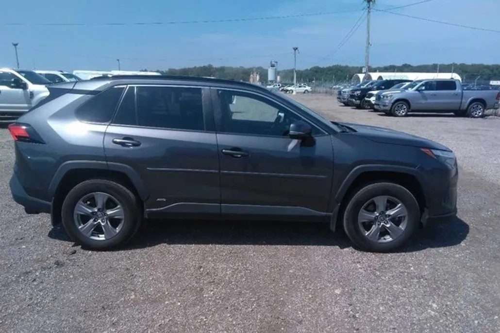 2022 Toyota RAV4 Hybrid XLE photo 1