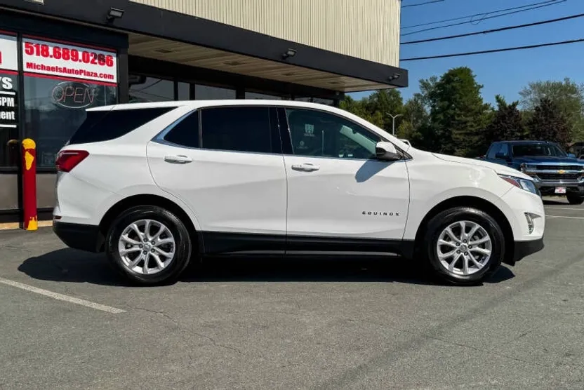 2020 Chevrolet Equinox LT photo 1
