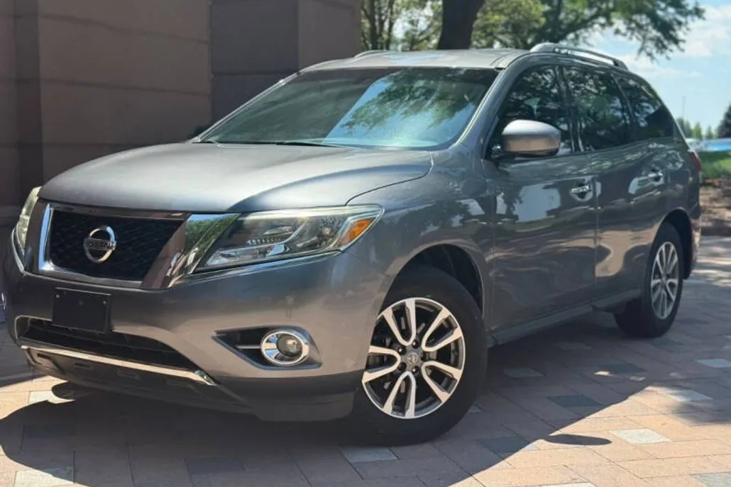 2016 Nissan Pathfinder SV photo 1