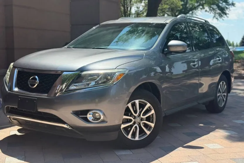 2016 Nissan Pathfinder SV photo 1