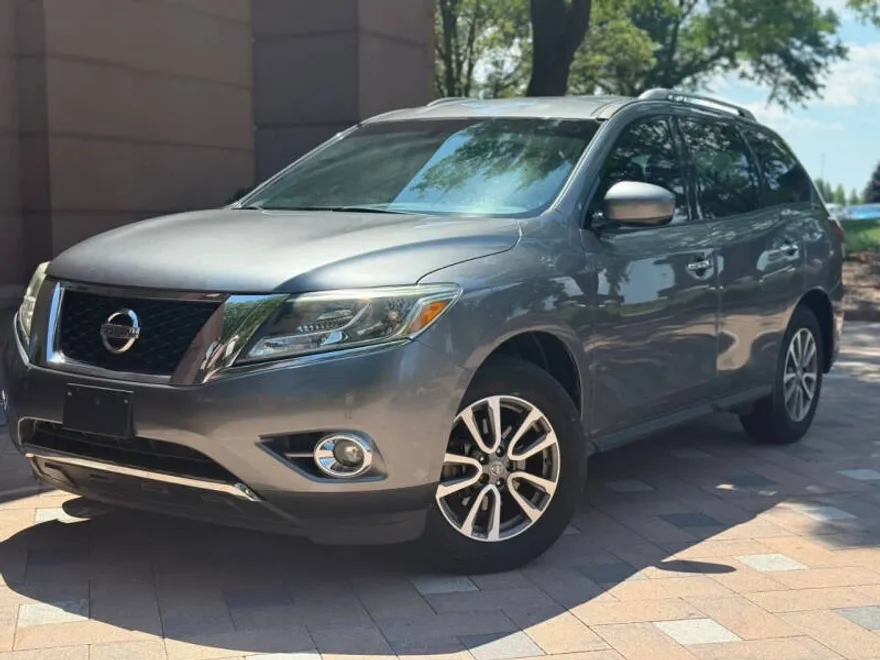 2016 Nissan Pathfinder SV photo 1
