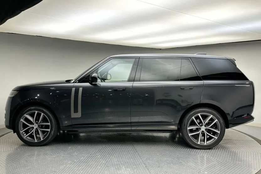 2025 Land Rover Range Rover SE photo 1