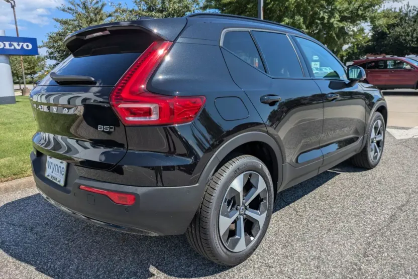 2025 Volvo XC40 Plus photo 1