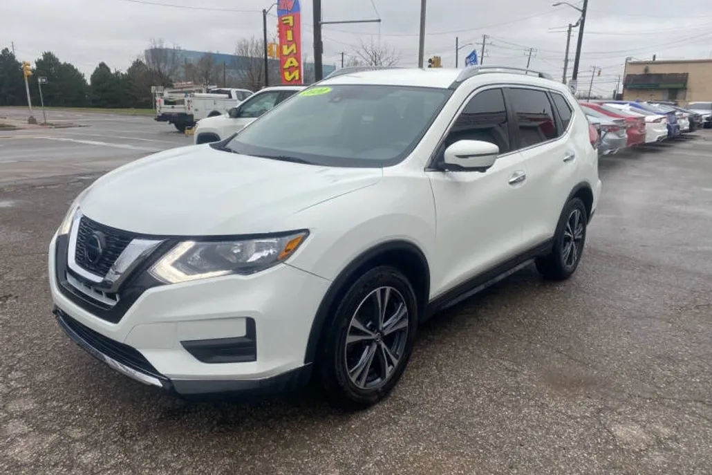 2020 Nissan Rogue SV photo 1