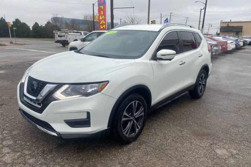 2020 Nissan Rogue SV photo 1
