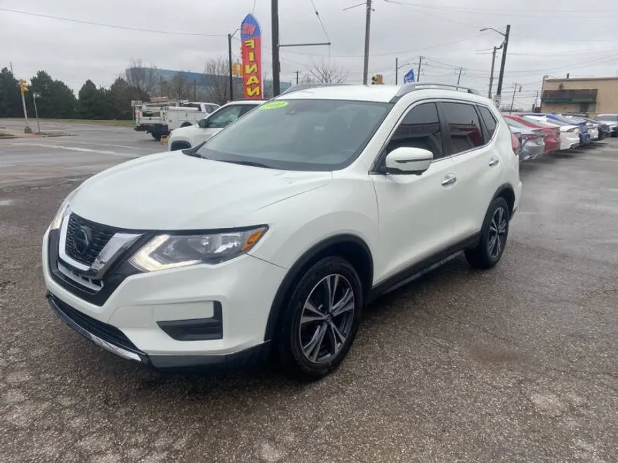 2020 Nissan Rogue SV photo 1