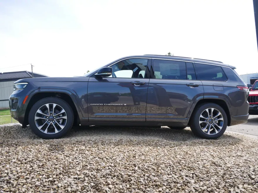 2025 Jeep Grand Cherokee Overland photo 1