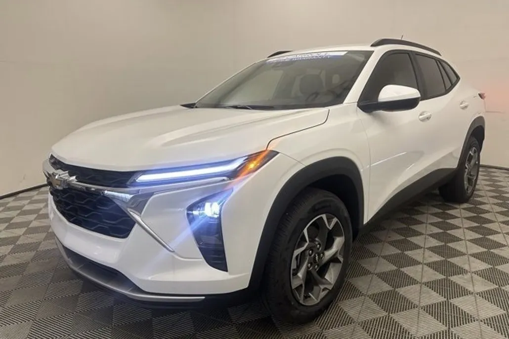 2025 Chevrolet Trax LT photo 1