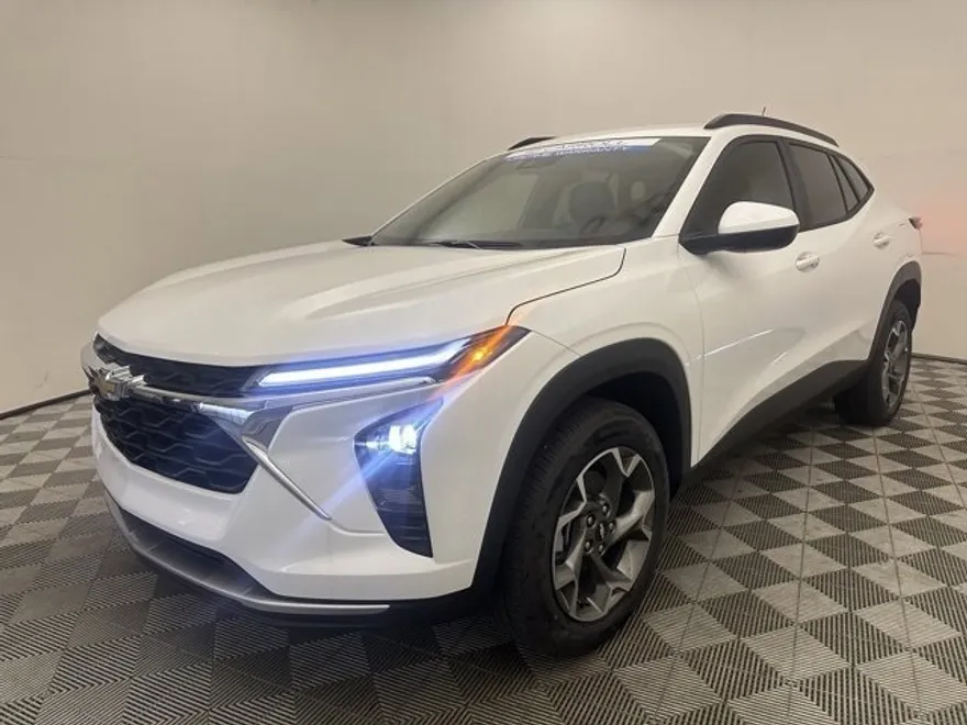 2025 Chevrolet Trax LT photo 1