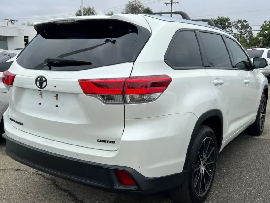2019 Toyota Highlander Limited photo 1
