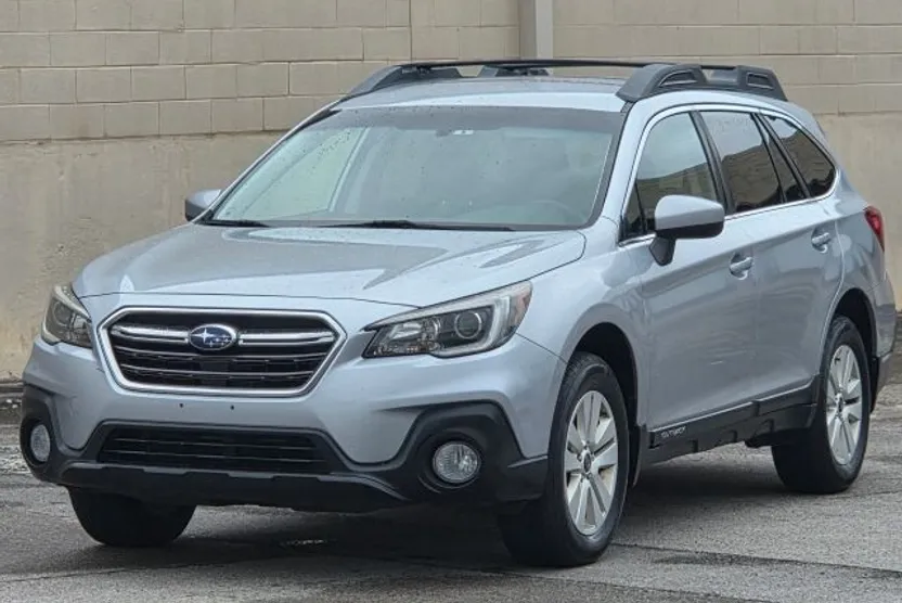 2018 Subaru Outback Premium photo 1