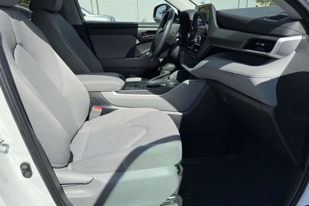 2023 Toyota Highlander L photo 1