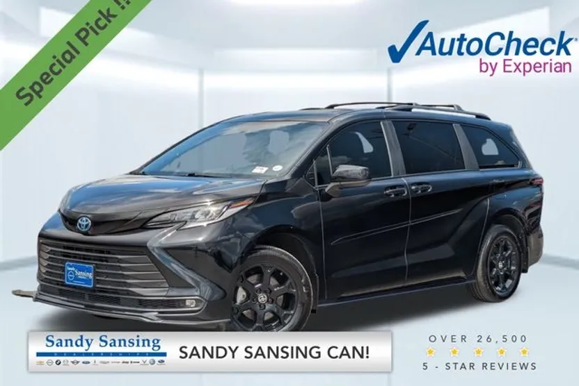 2025 Toyota Sienna Woodland Edition photo 1