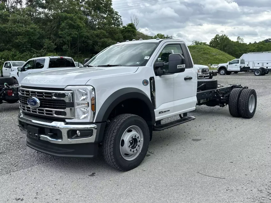 2025 Ford F-600 photo 1