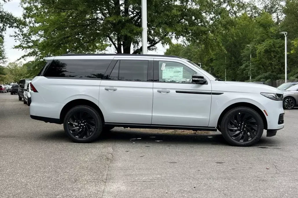 2025 Lincoln Navigator L Reserve photo 1