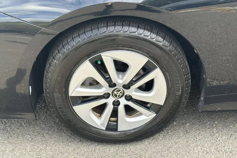 2016 Toyota Prius Three photo 1