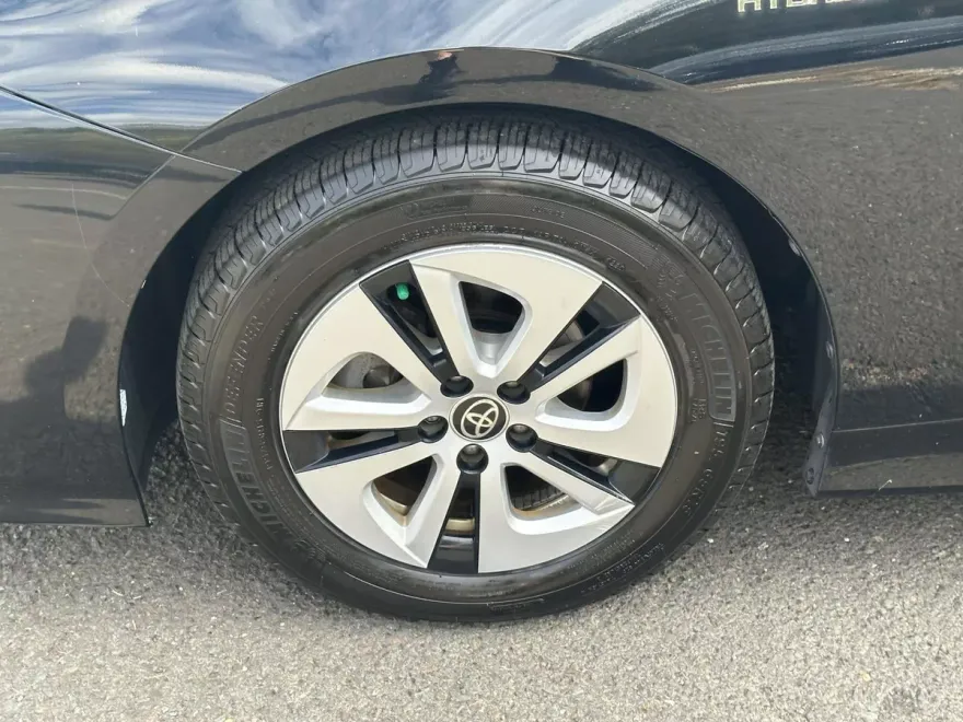 2016 Toyota Prius Three photo 1