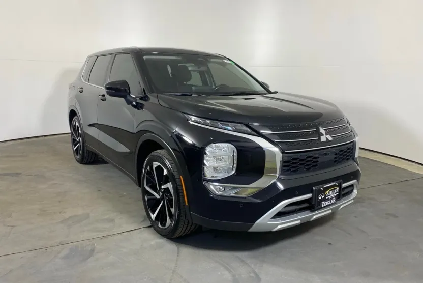 2024 Mitsubishi Outlander SE photo 1