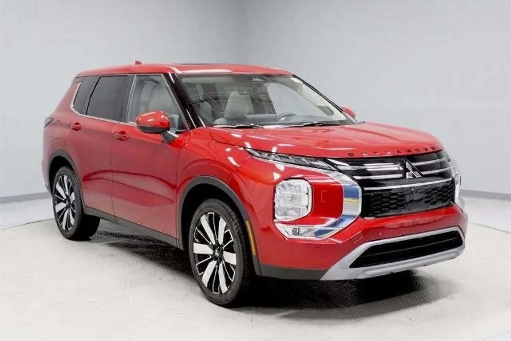 2025 Mitsubishi Outlander SE photo 1