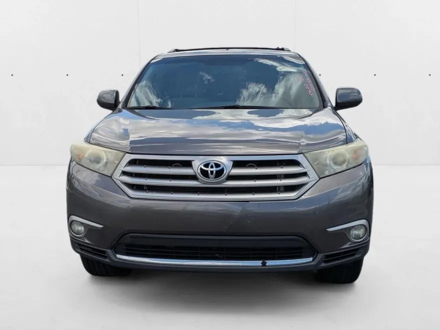 2013 Toyota Highlander Plus photo 1